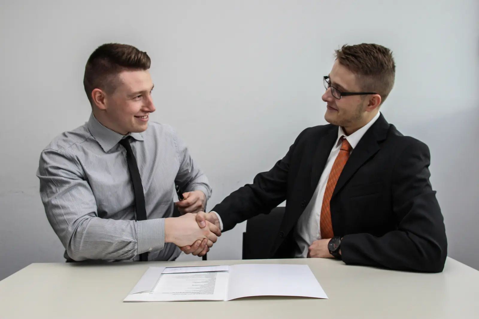 Beratungsgespräch mit Handschlag