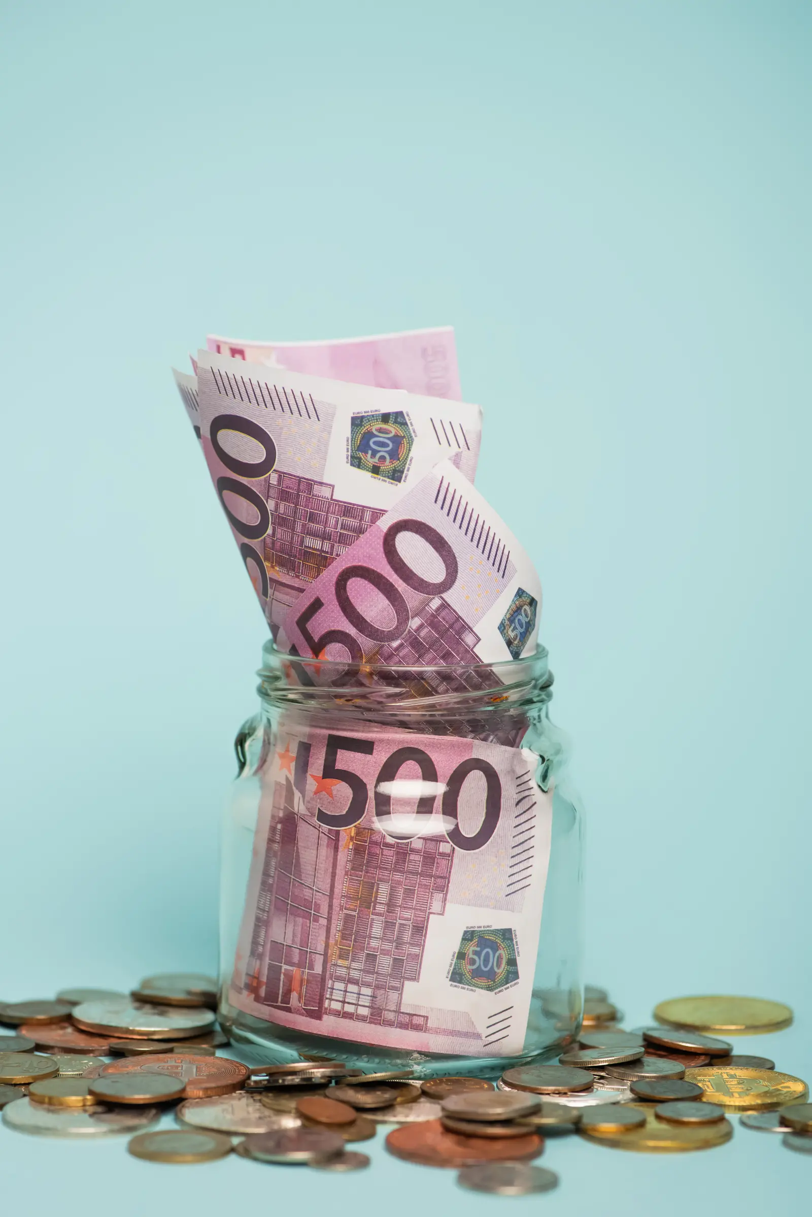 Glas gefüllt mit Euro-Scheinen